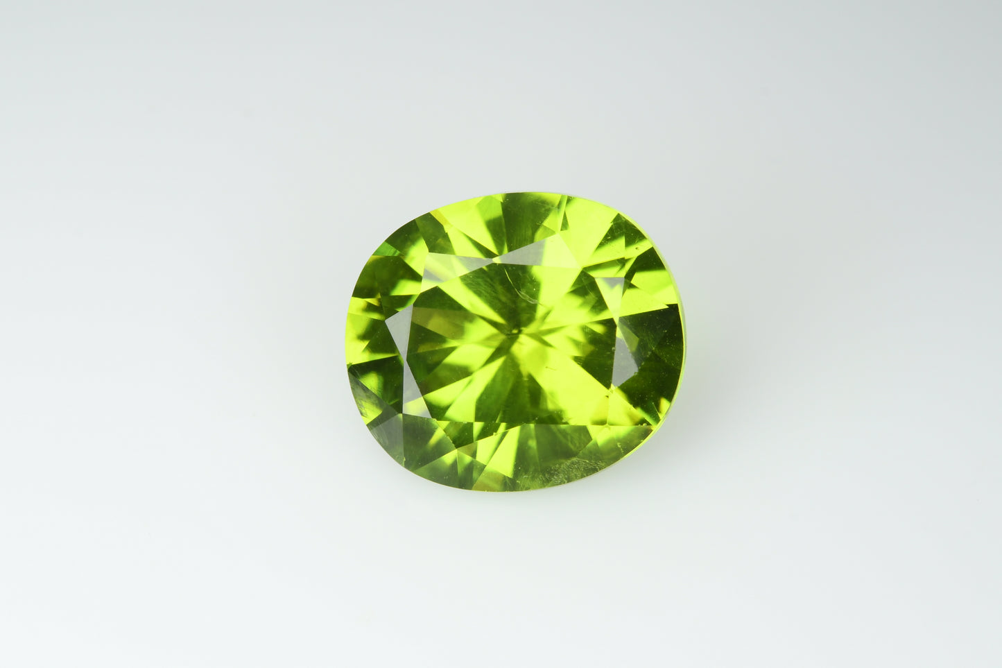 Oval faceted peridote 4.64 ct