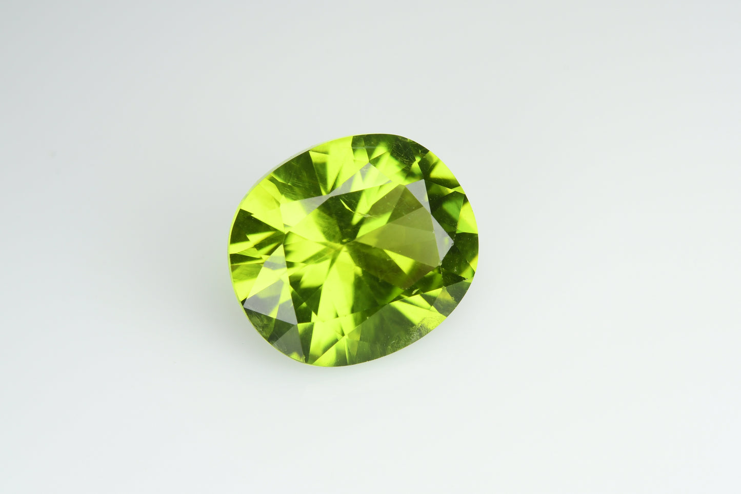 Oval faceted peridote 4.64 ct