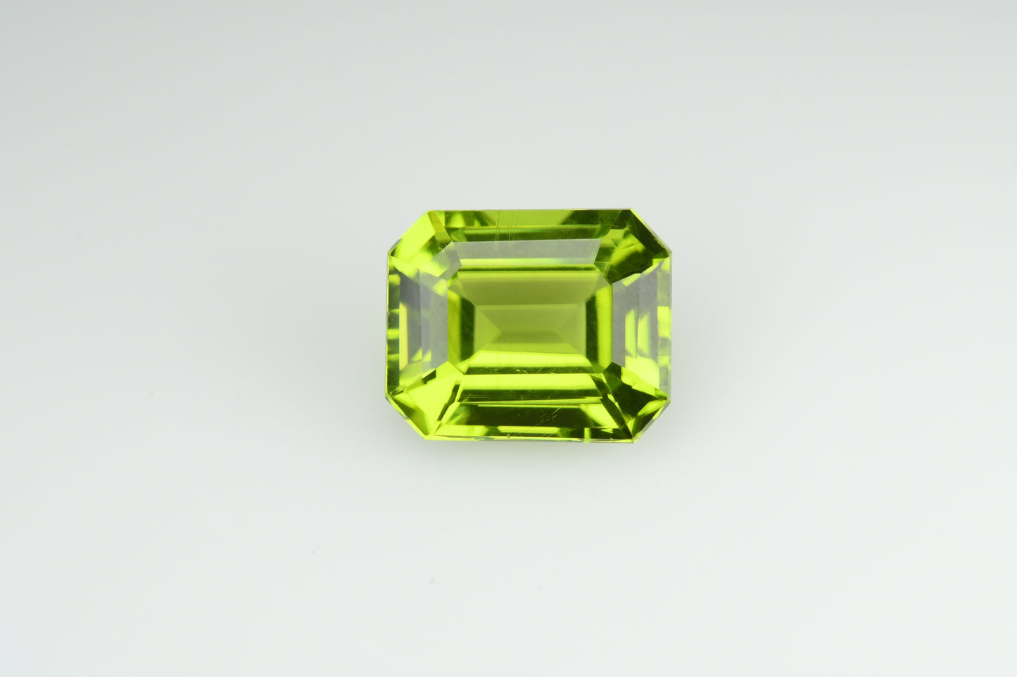 Faceted green peridot 3.27 ct