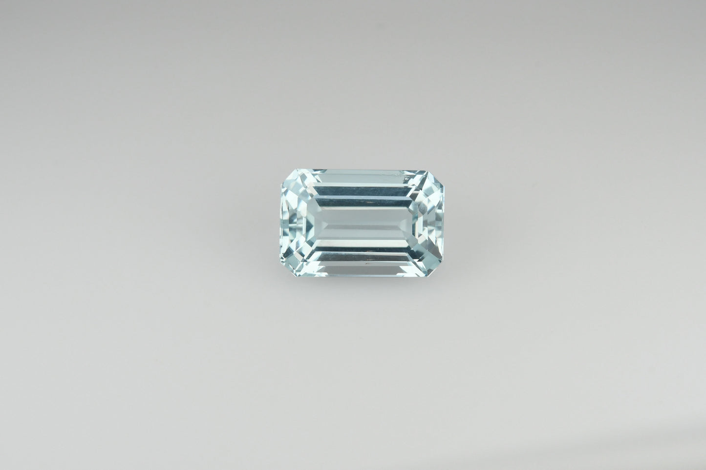 Light blue aquamarine faceted gemstone 3.4 ct