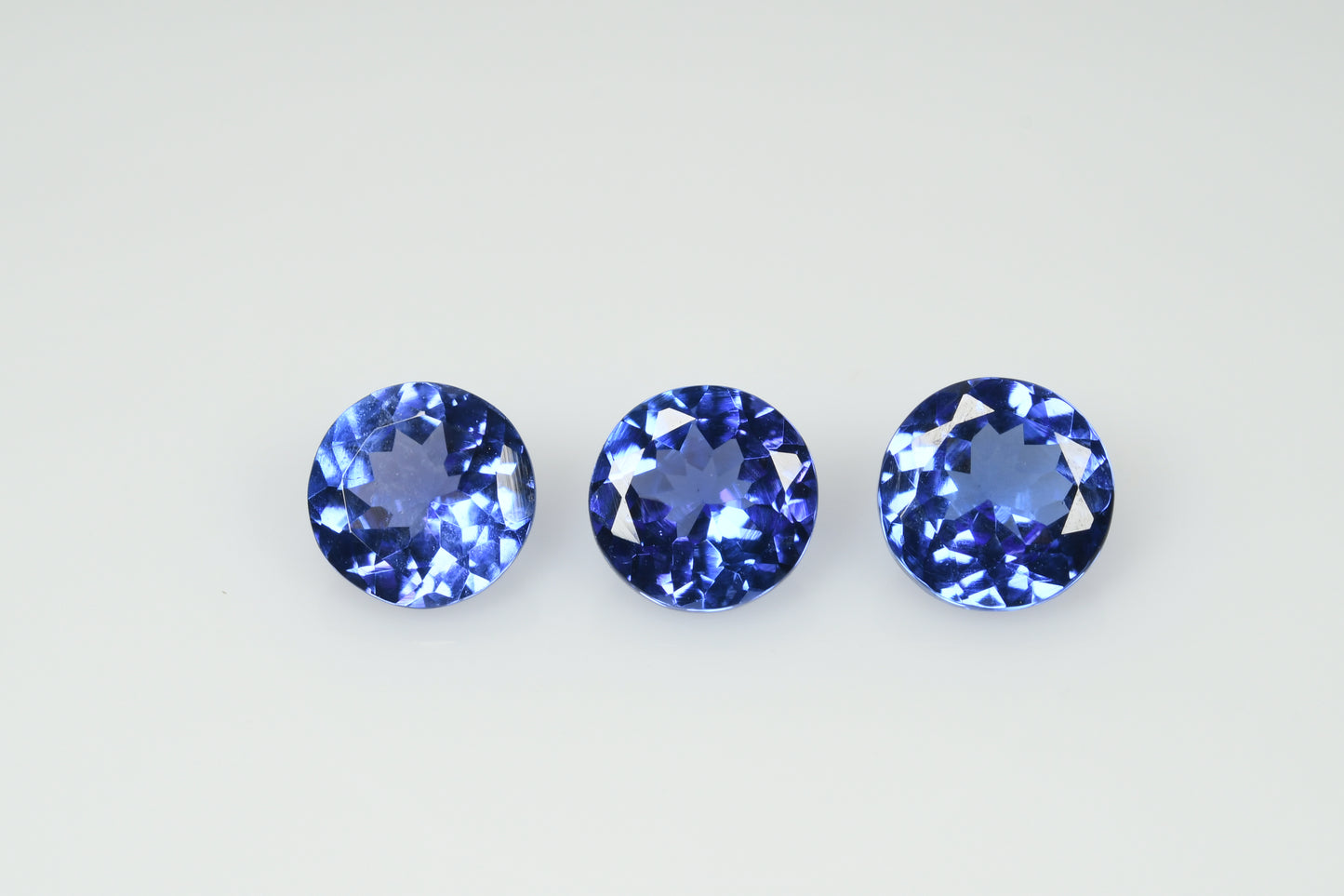Faceted round tanzanite set 2.83 cts