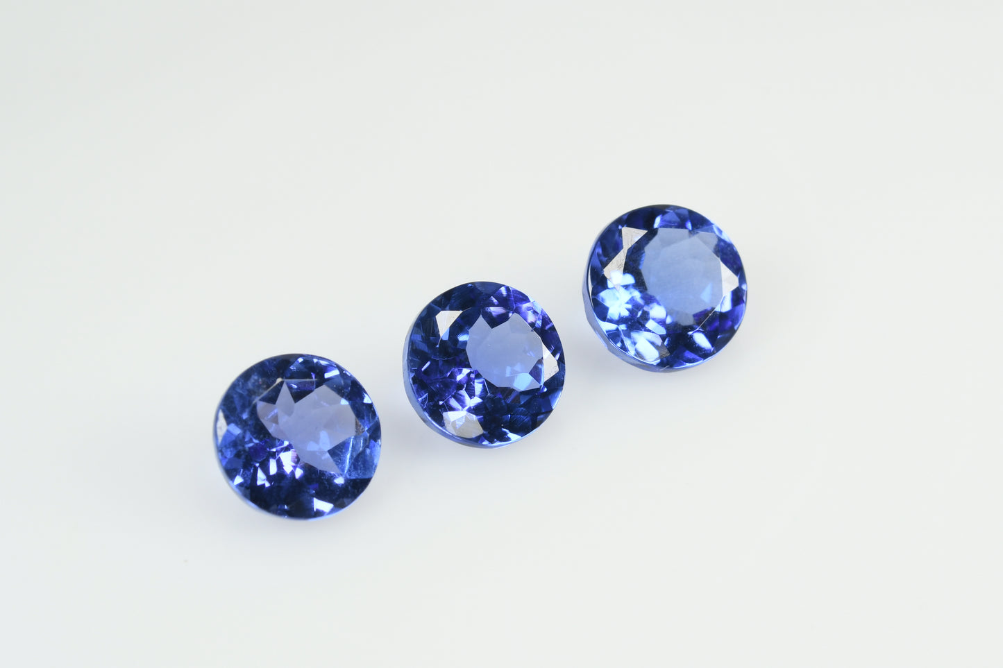 Faceted round tanzanite set 2.83 cts