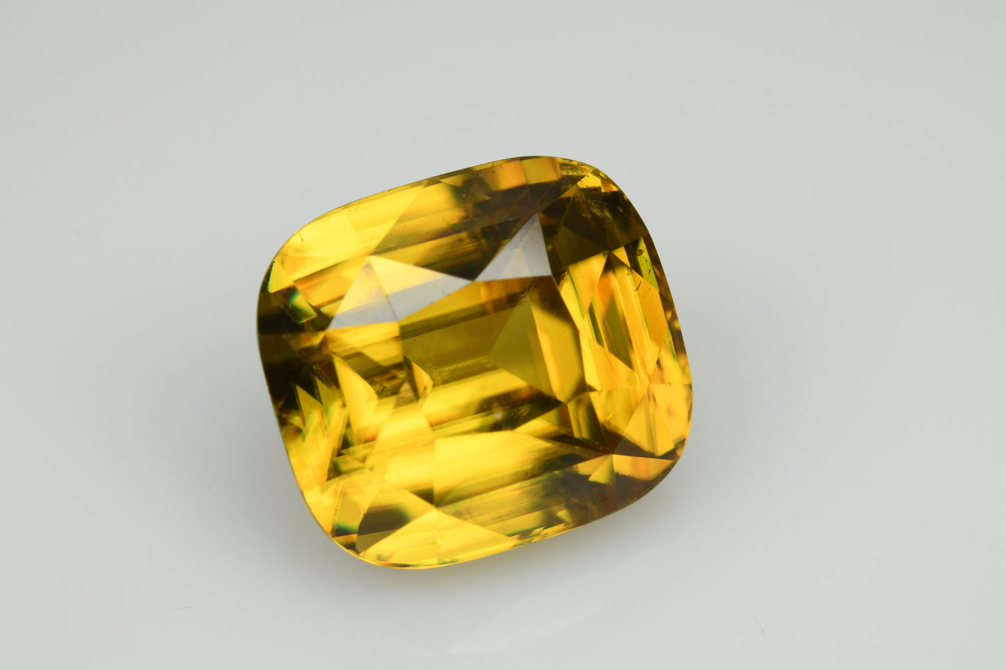 Faceted yellow sphene 5.55 cts