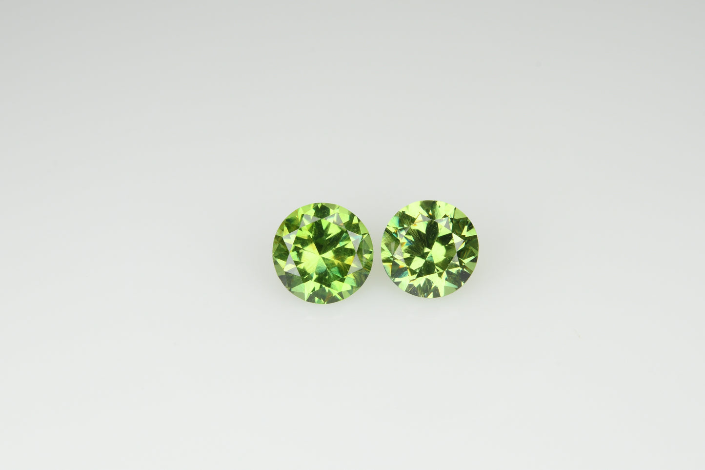 Faceted demantod garnet pair 0,55 ct