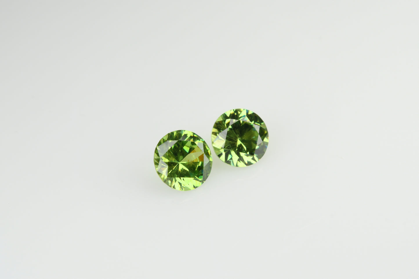 Faceted demantod garnet pair 0,55 ct