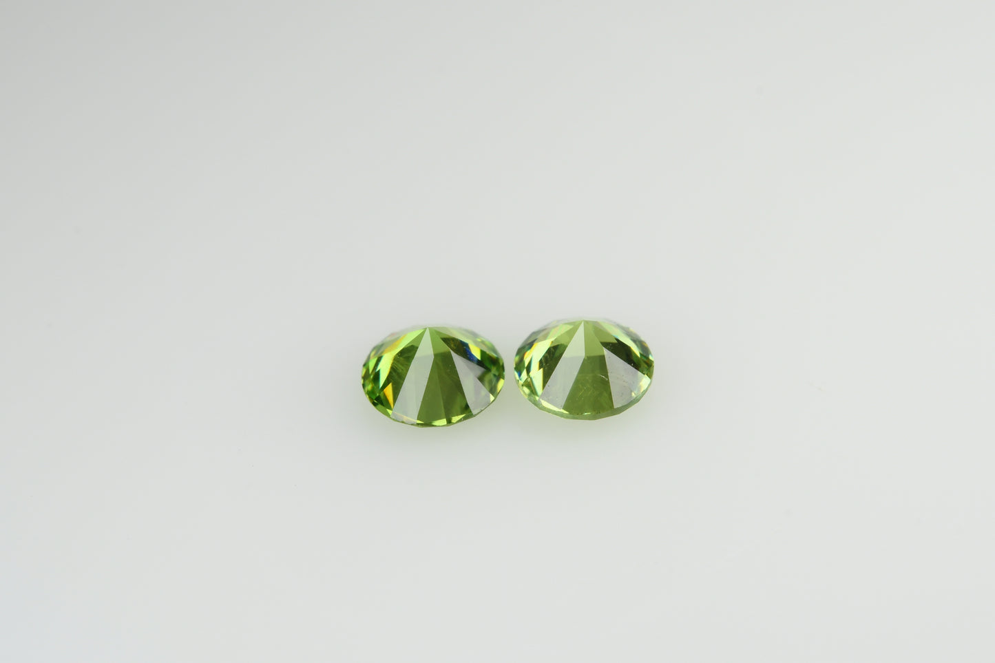 Faceted demantod garnet pair 0,55 ct