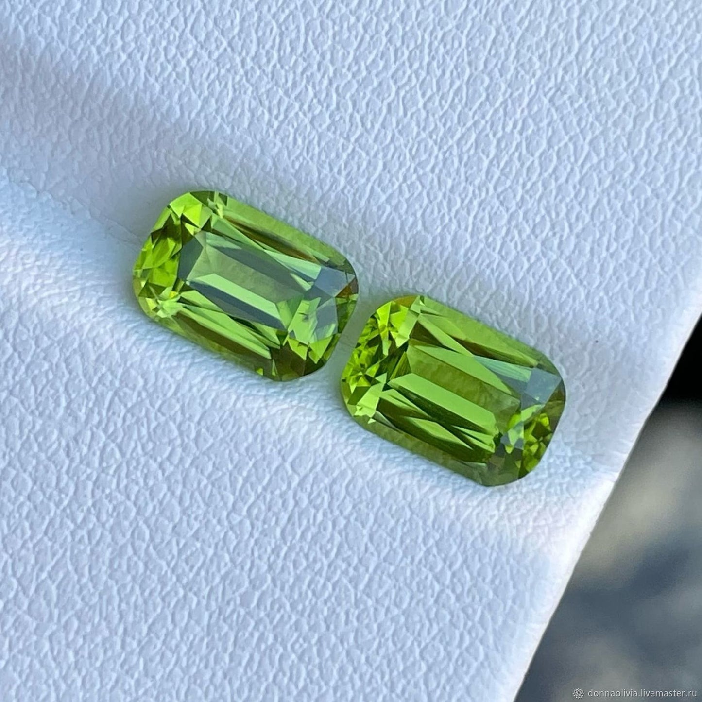 Pair of apple-green peridots of 3.93 ct