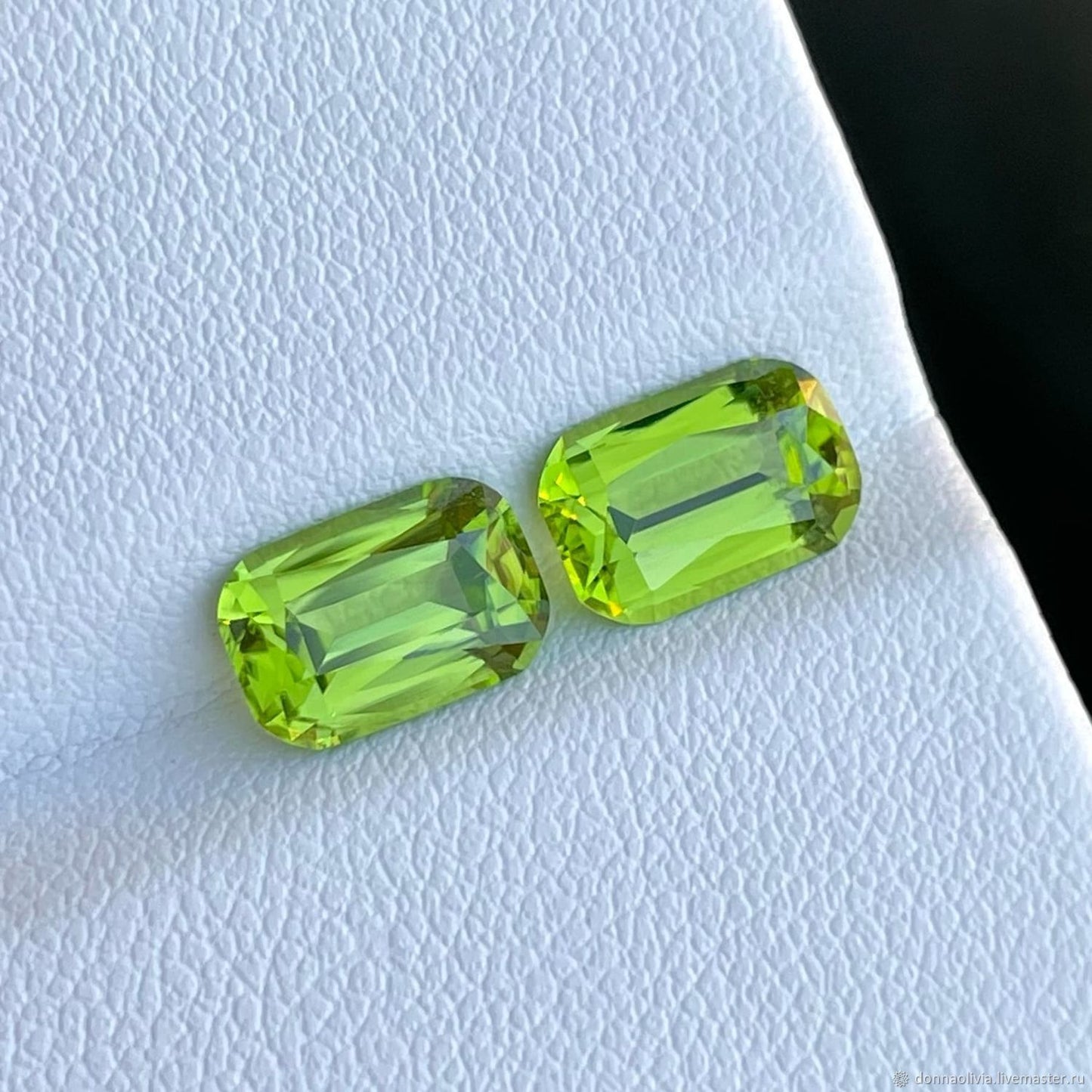 Pair of apple-green peridots of 3.93 ct