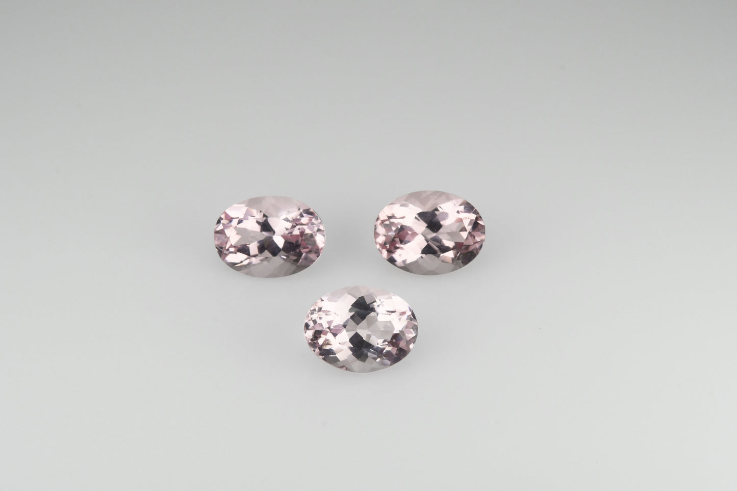 Set of oval pink morganists, 4 carats