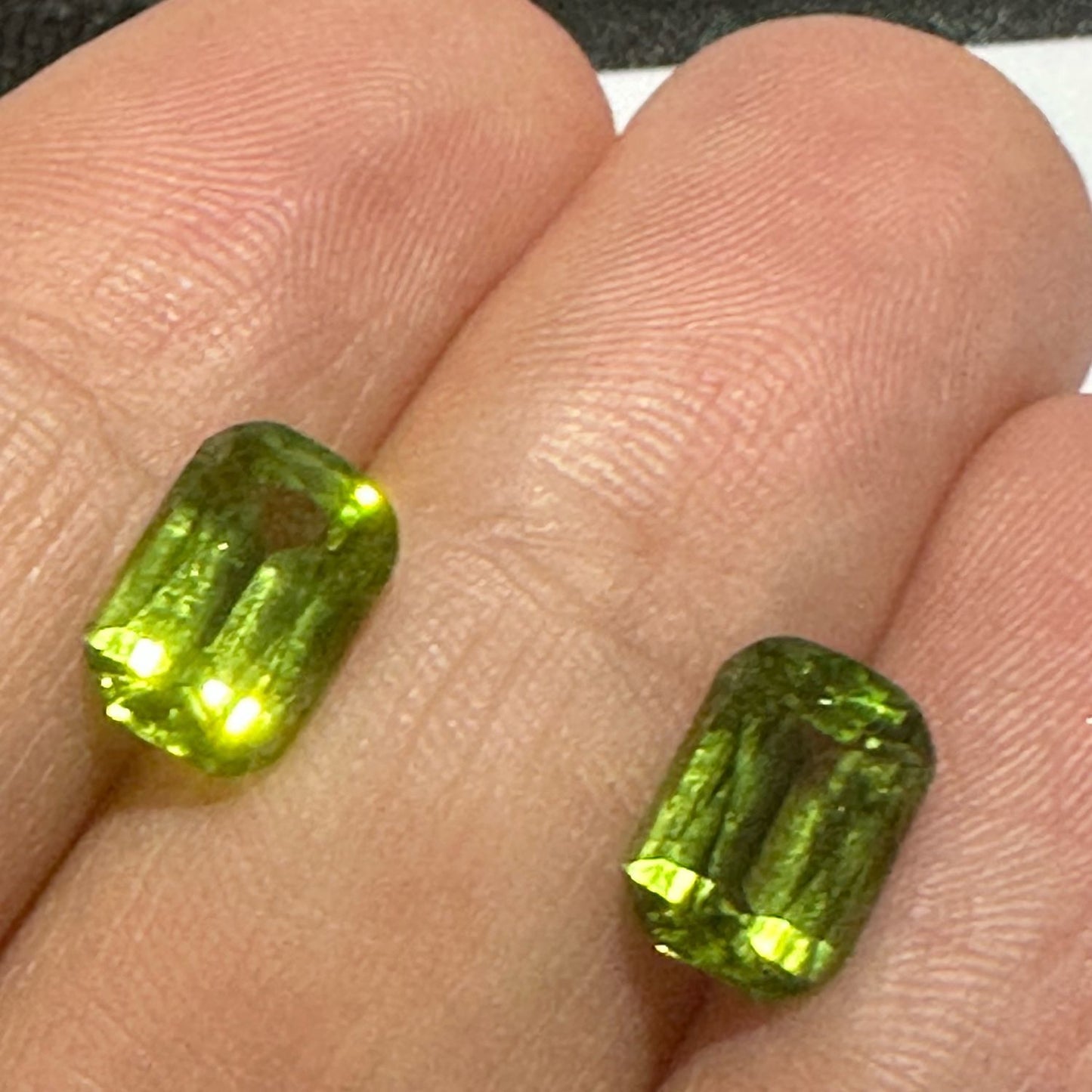 Pair of apple-green peridots of 3.93 ct