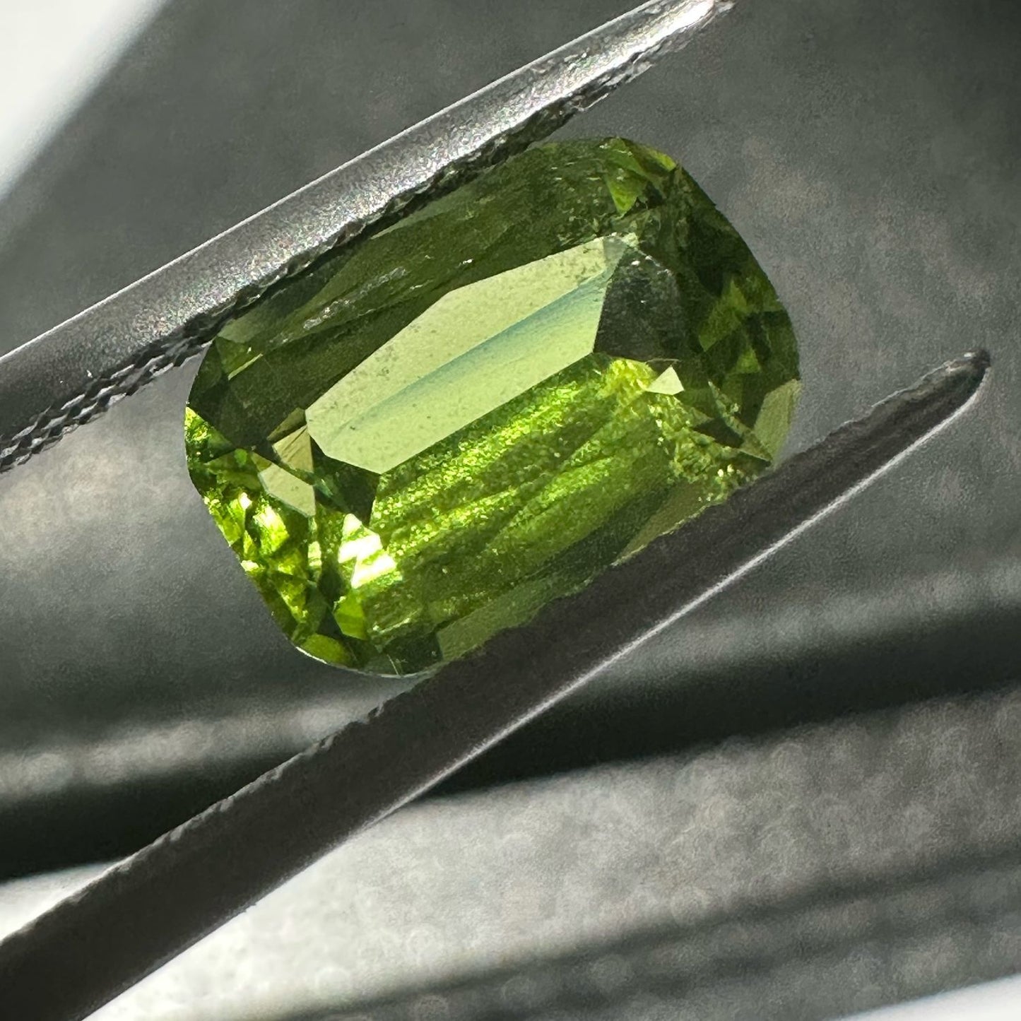 Pair of apple-green peridots of 3.93 ct