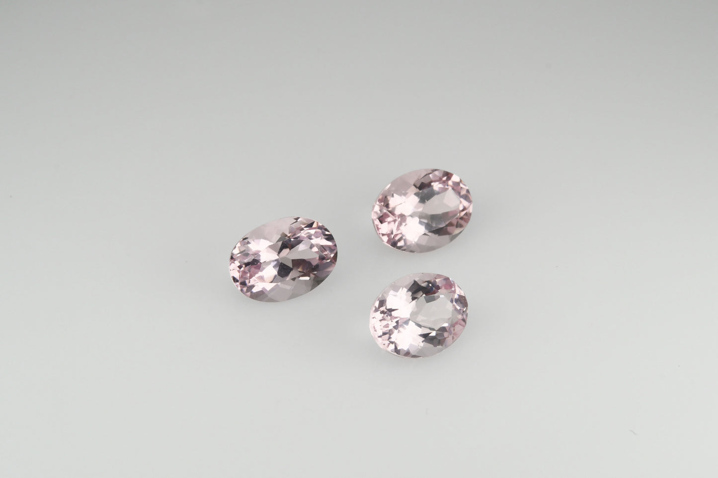 Set of oval pink morganists, 4 carats