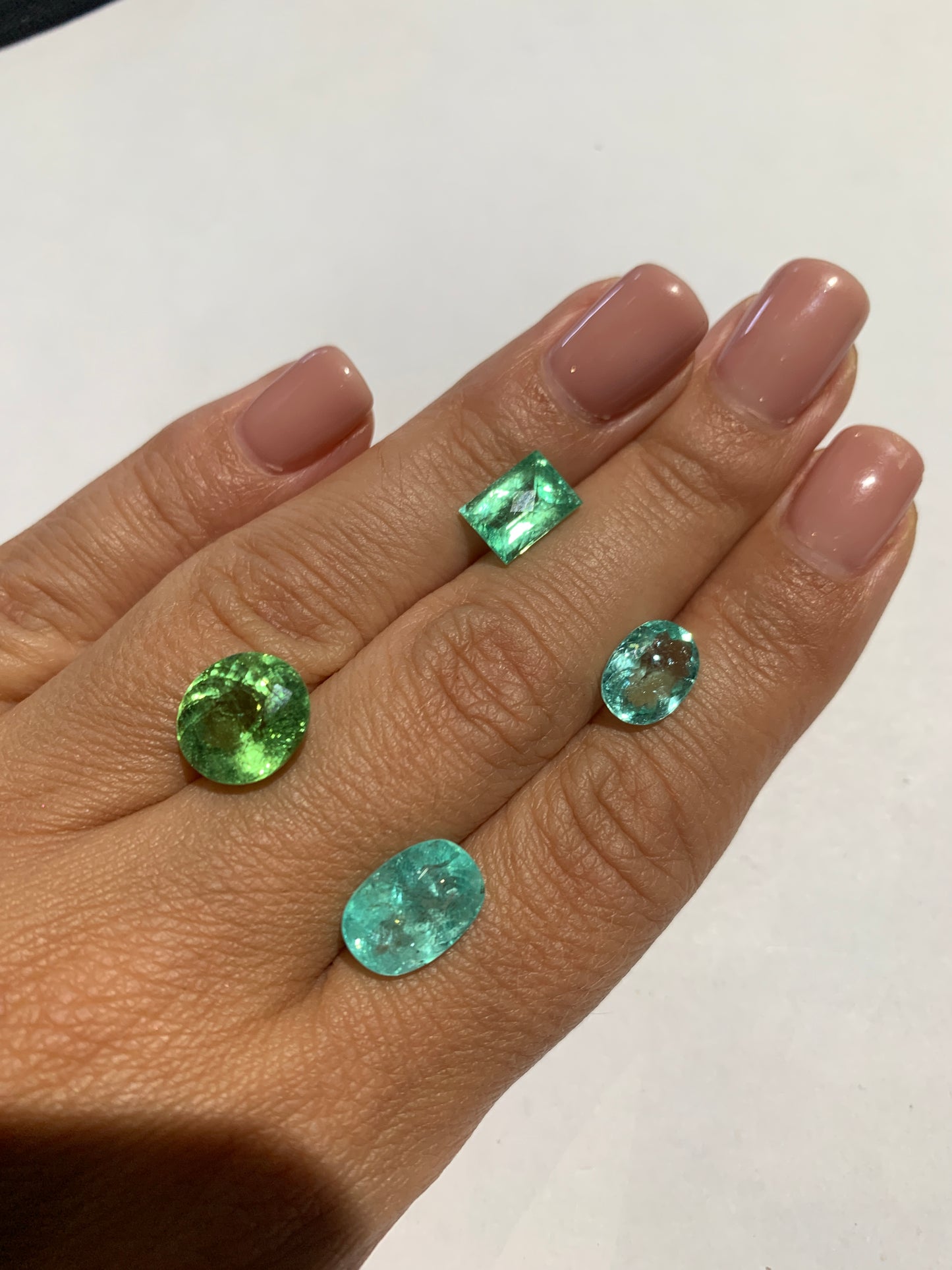 Certified faceted oval Paraiba tourmaline, 2.90 ct