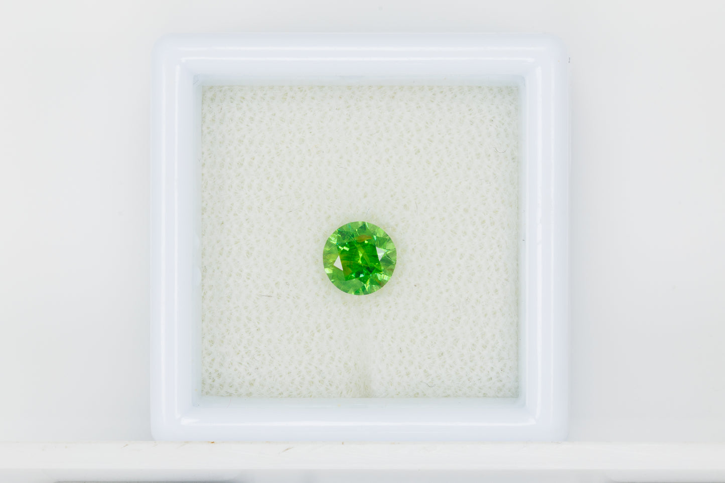 Certified vivd green faceted demantoid garnet, 0.62 ct