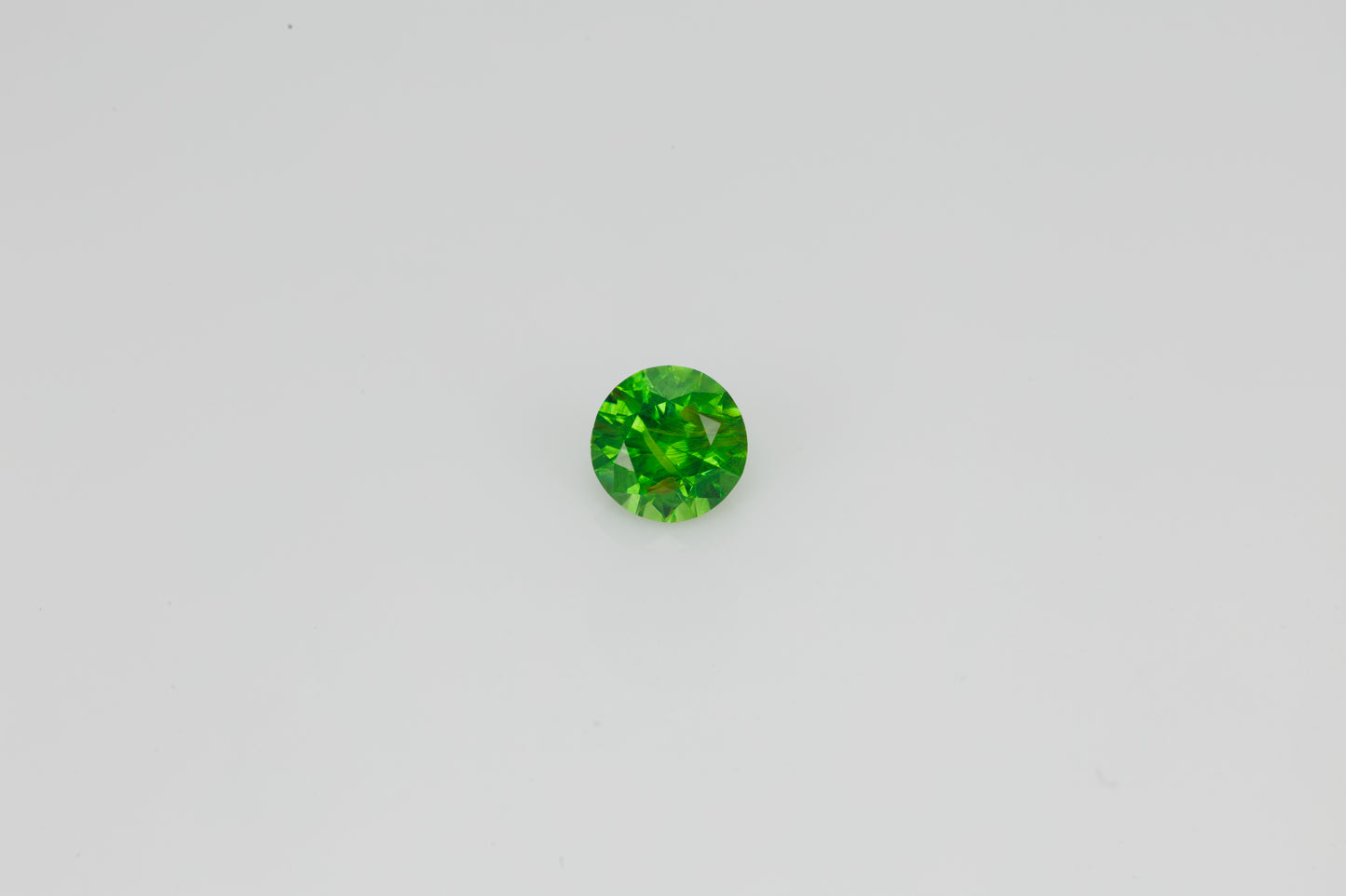 Certified vivd green faceted demantoid garnet, 0.62 ct