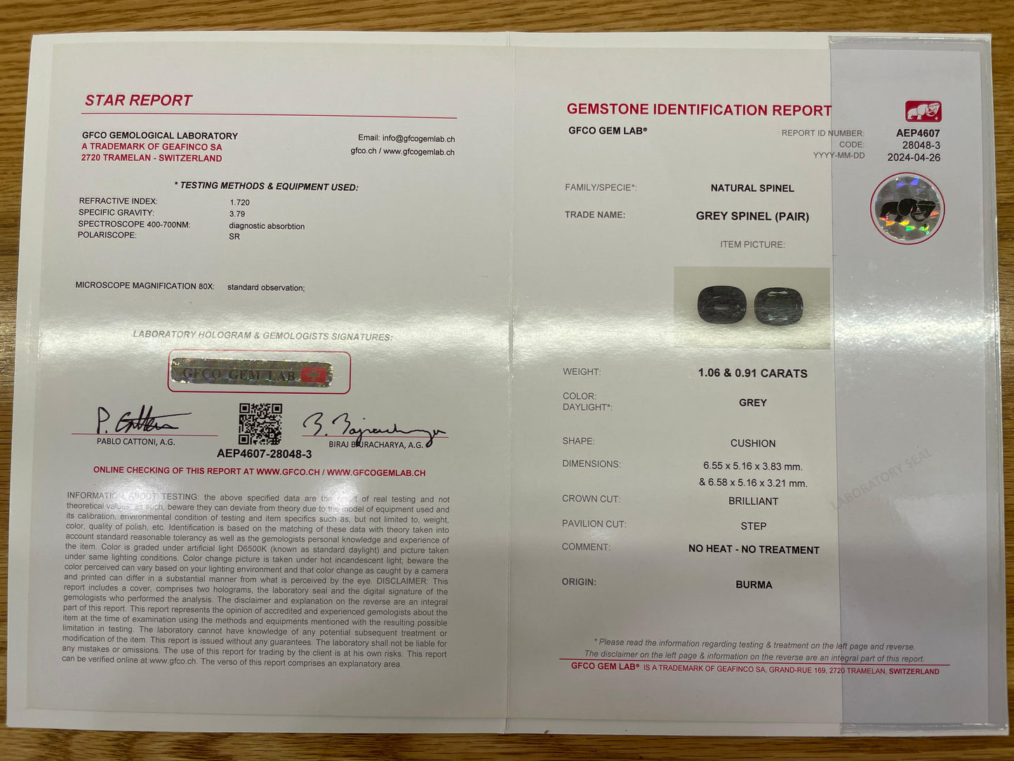 Golden stud earrings with greyish-blue Burmese spinel