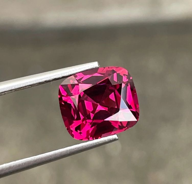 Spectacular reddish-pink faceted garnet 3.65 ct