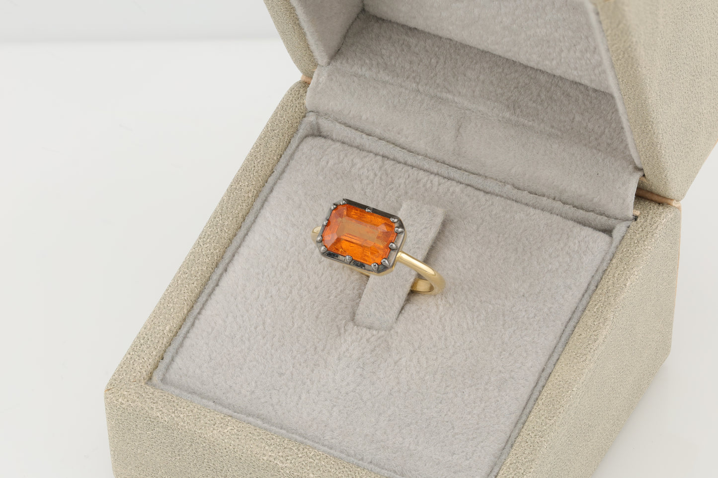 Faceted spessartite golden ring