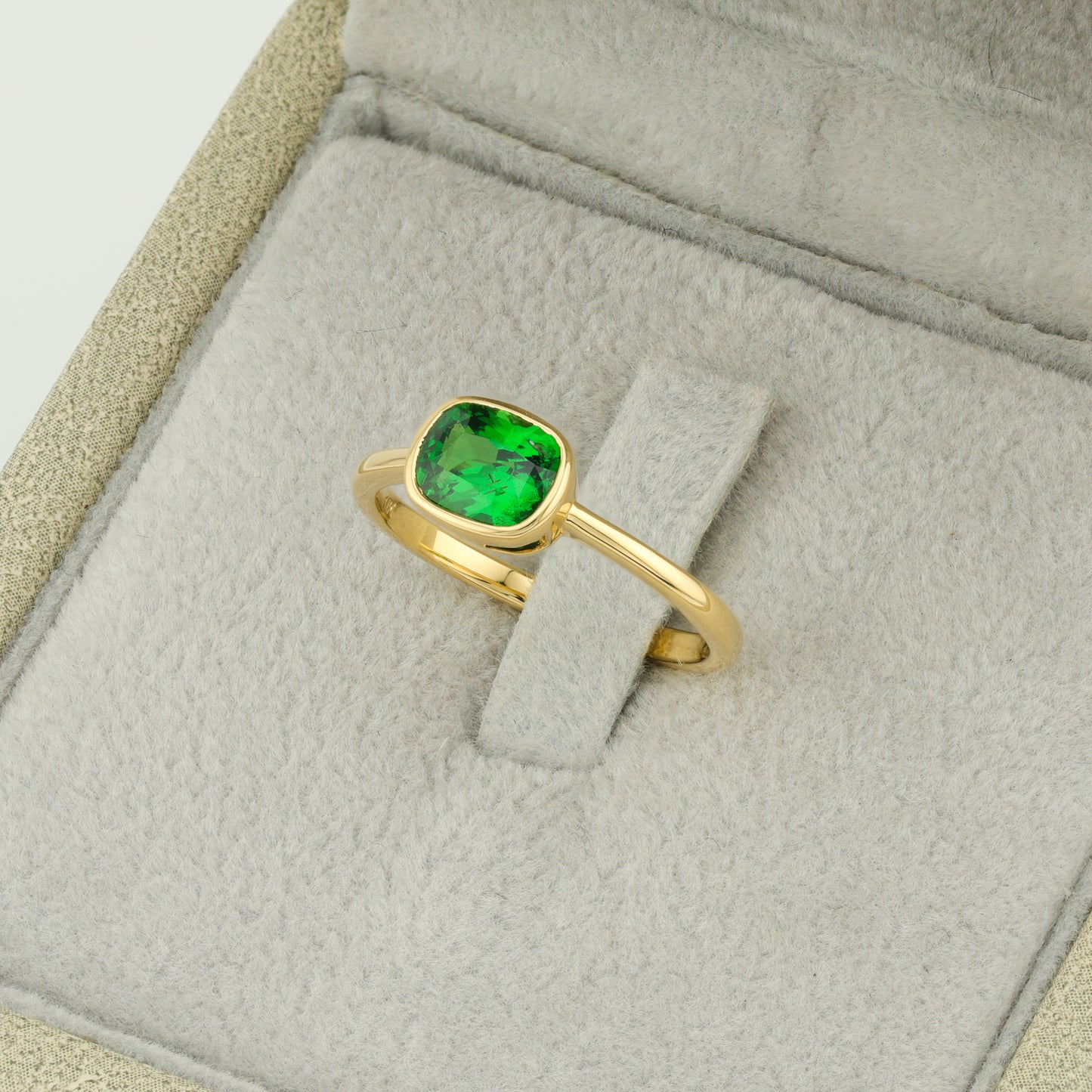 Vivid green faceted tsavorite garnet golden ring, 1 ct
