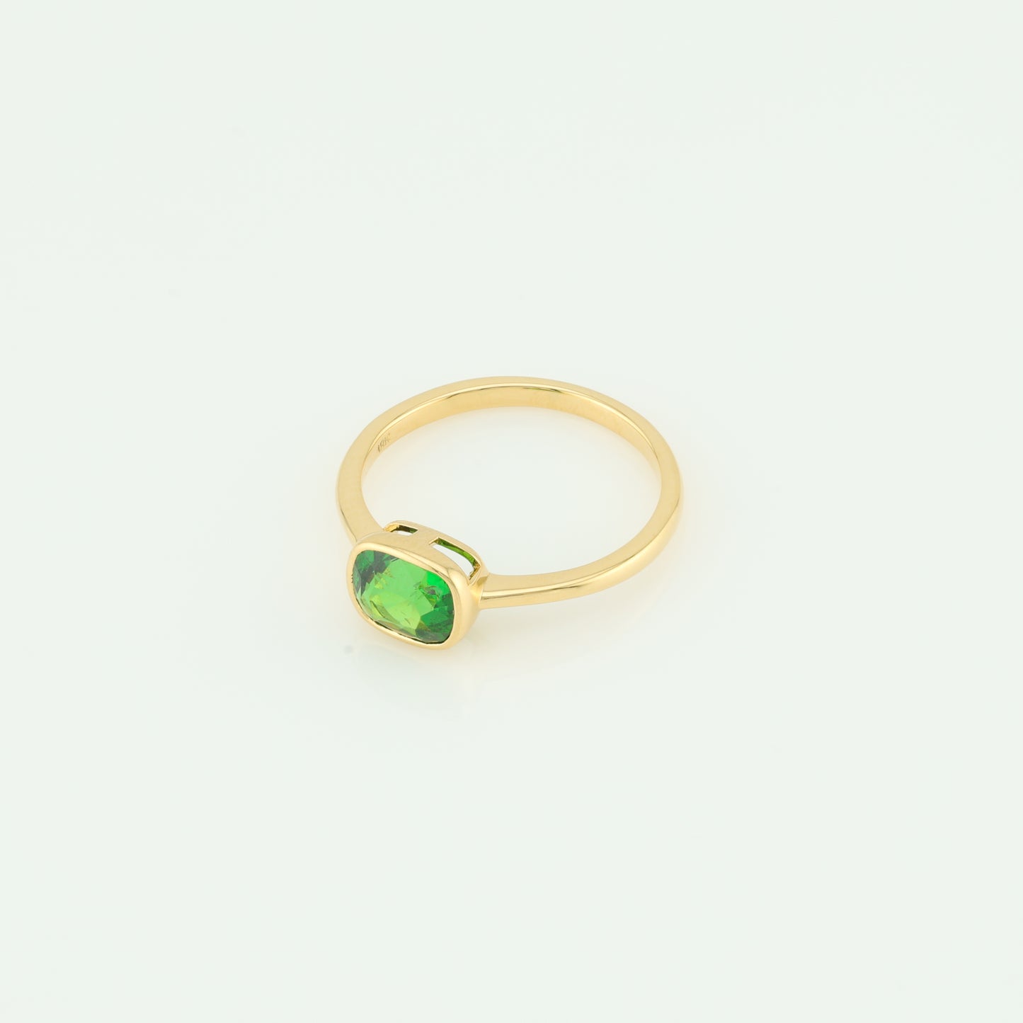 Vivid green faceted tsavorite garnet golden ring, 1 ct