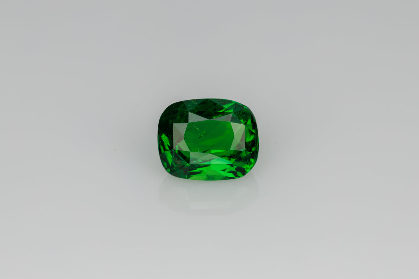 Vivid green faceted tsavorite garnet golden ring, 1 ct
