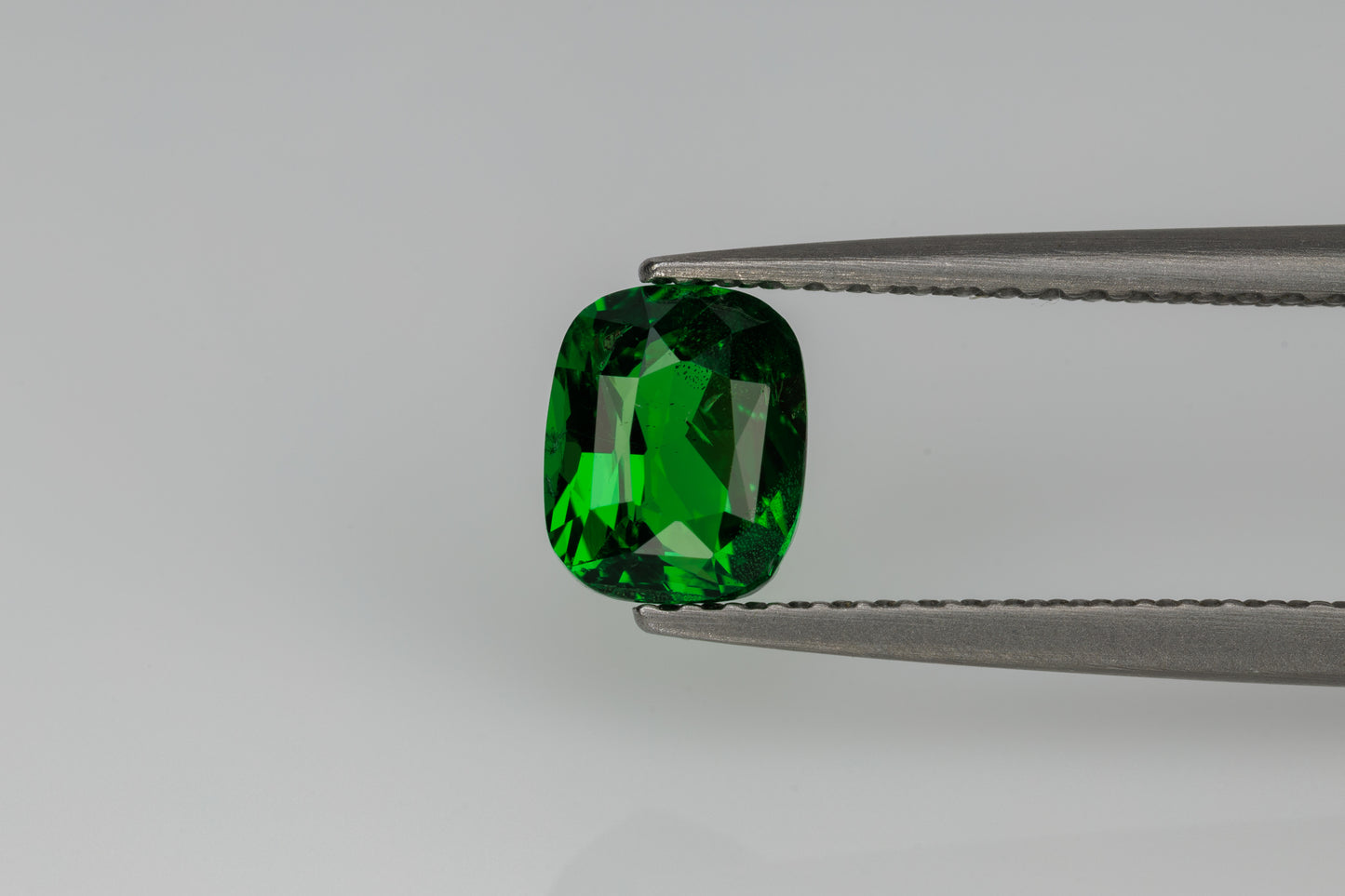 Vivid green faceted tsavorite garnet golden ring, 1 ct