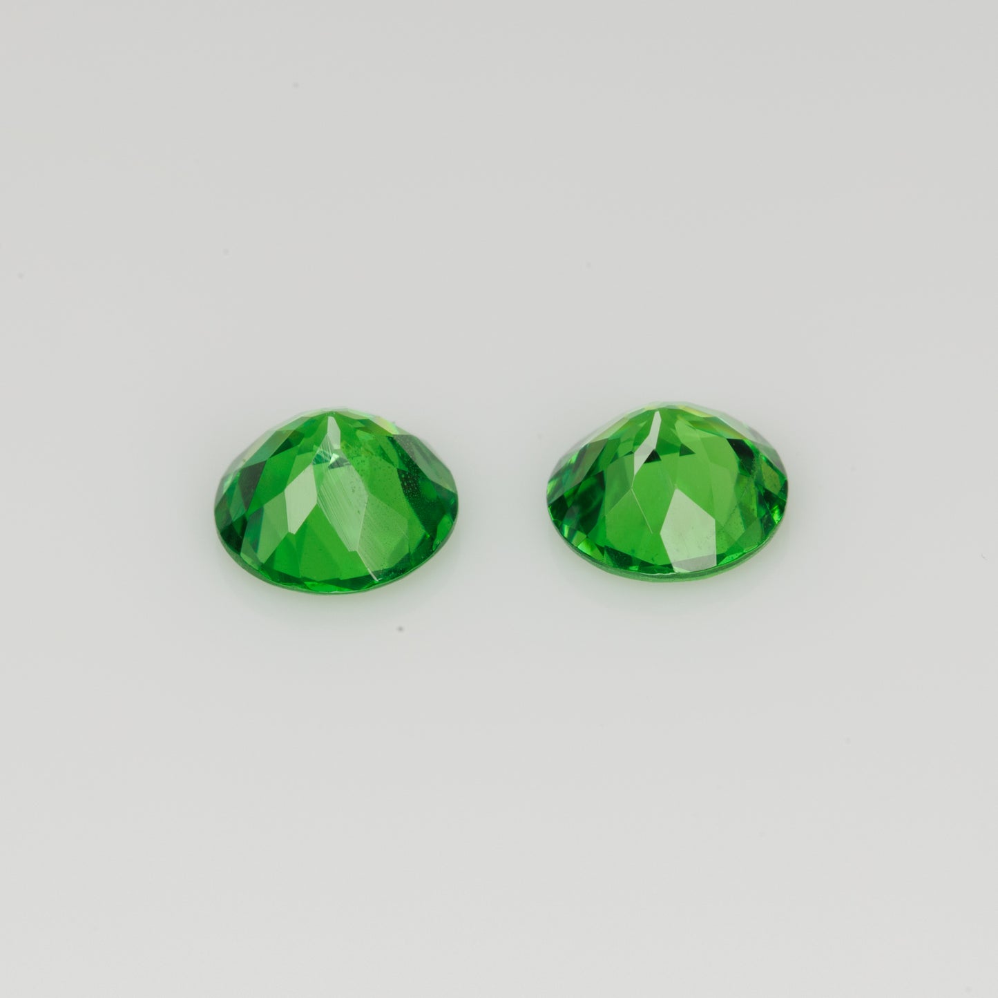 Faceted tsavorite pair, 1 cts