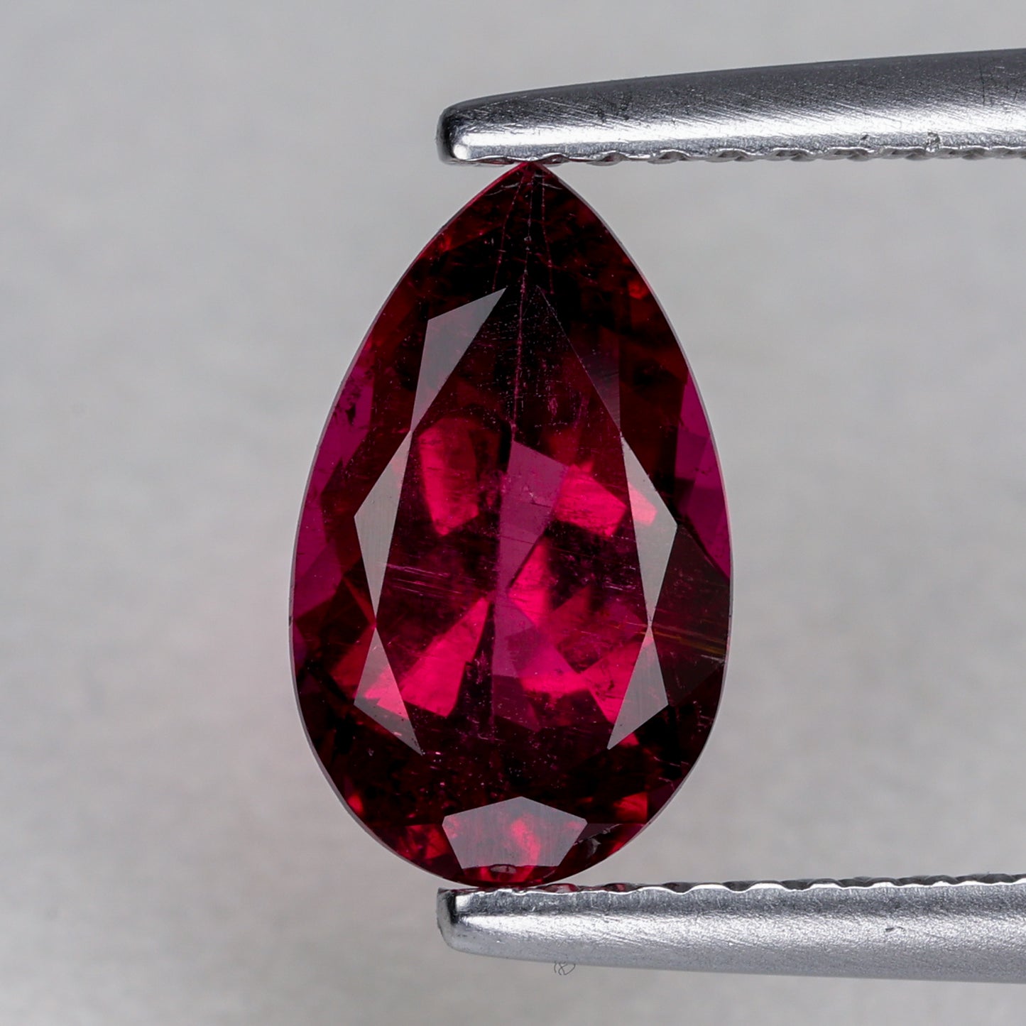 Faceted teardrop rubellite tourmaline, 2 cts