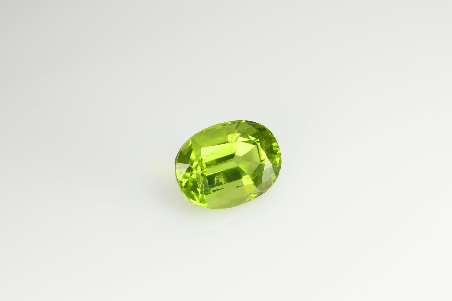 Facet oval green peridot 5.6 ct