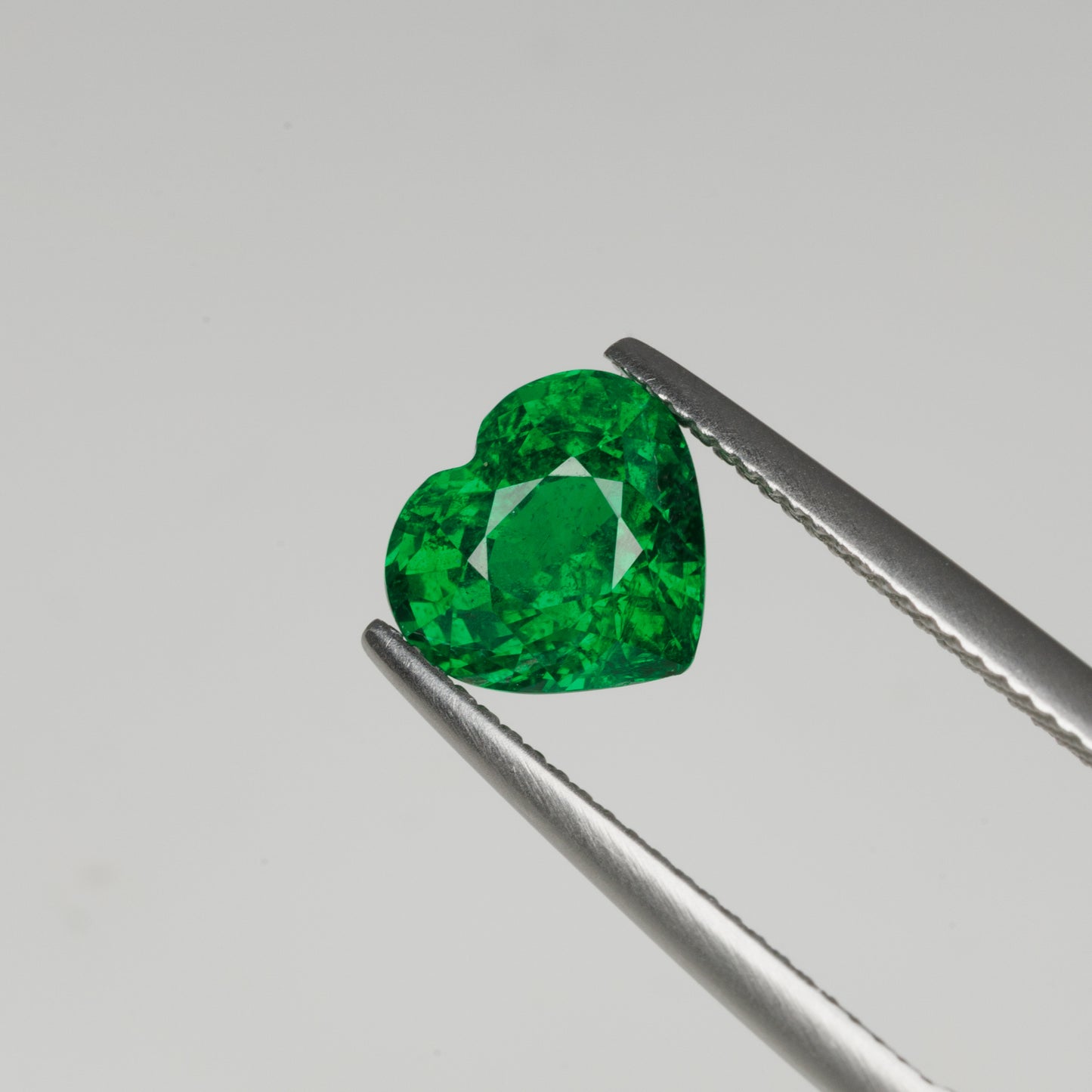 3.33 cts, Faceted tsavorite heart shape