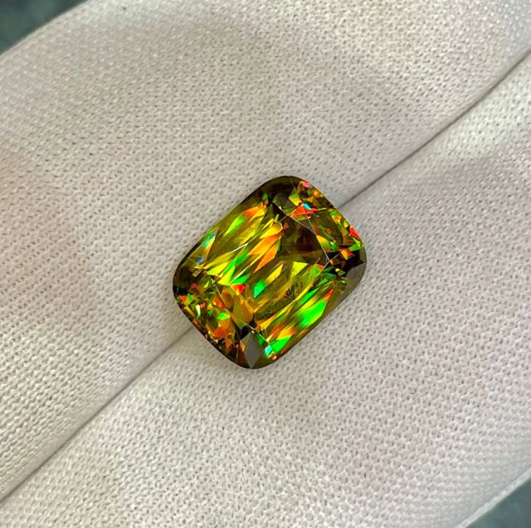 Faceted yellow green sphene, 6 cts