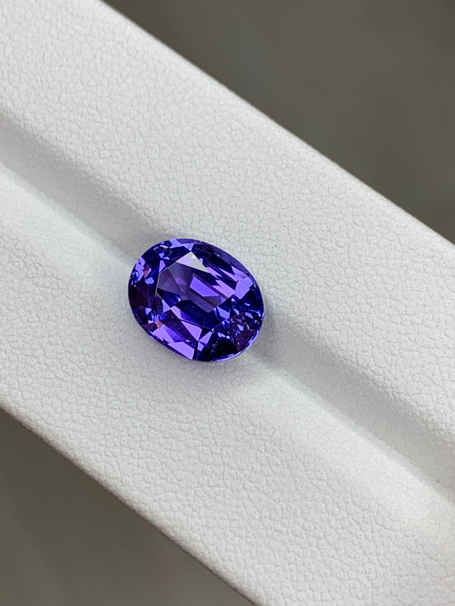 Oval faceted tanzanite, high quality cutting 5.92 ct