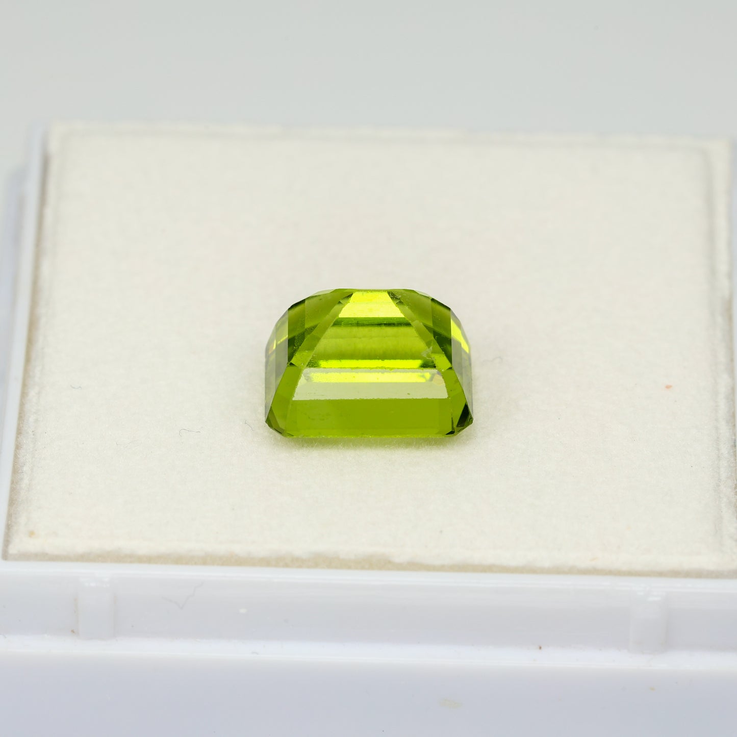 Faceted peridot octagon cut, 4.12 ct