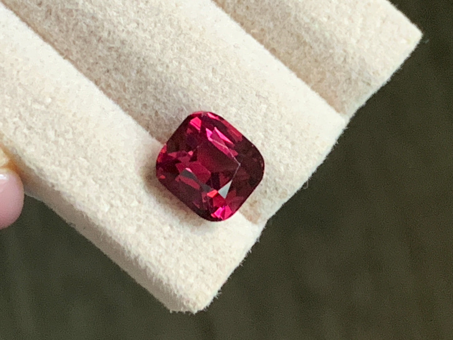 Faceted rhodolite garnet, 3.8 cts