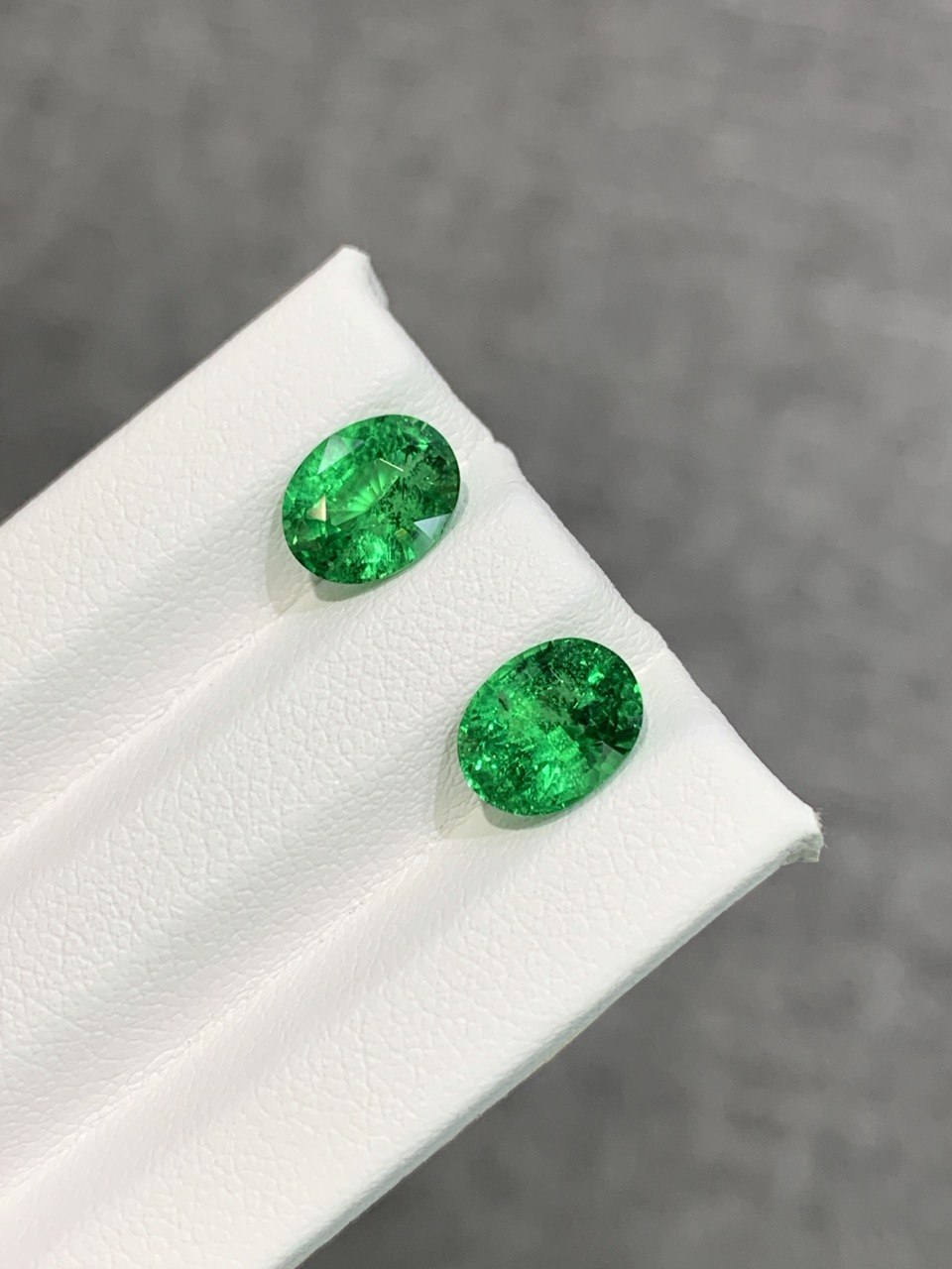 4.4 CTs, Faceted tsavorite garnet oval pair