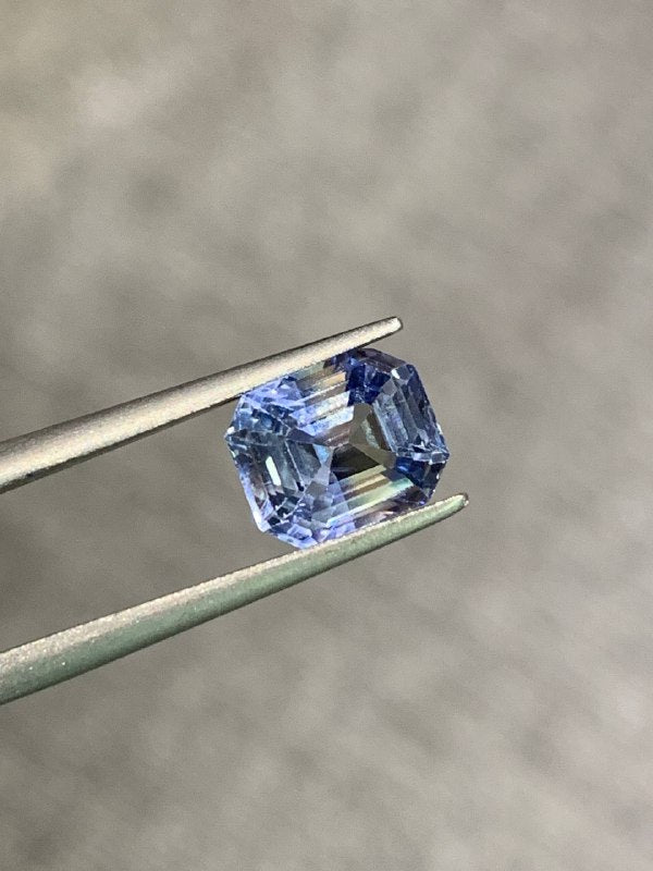 3.05 cts, Polychromatic untreated blue‑yellow sapphire with a GIA certificate