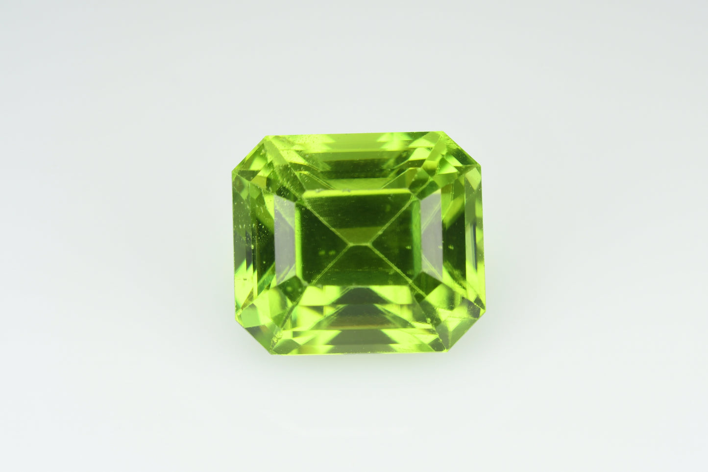 Faceted green peridot 5.45 ct