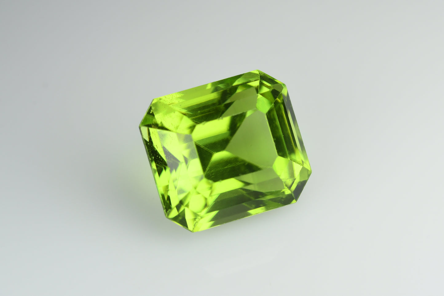 Faceted green peridot 5.45 ct