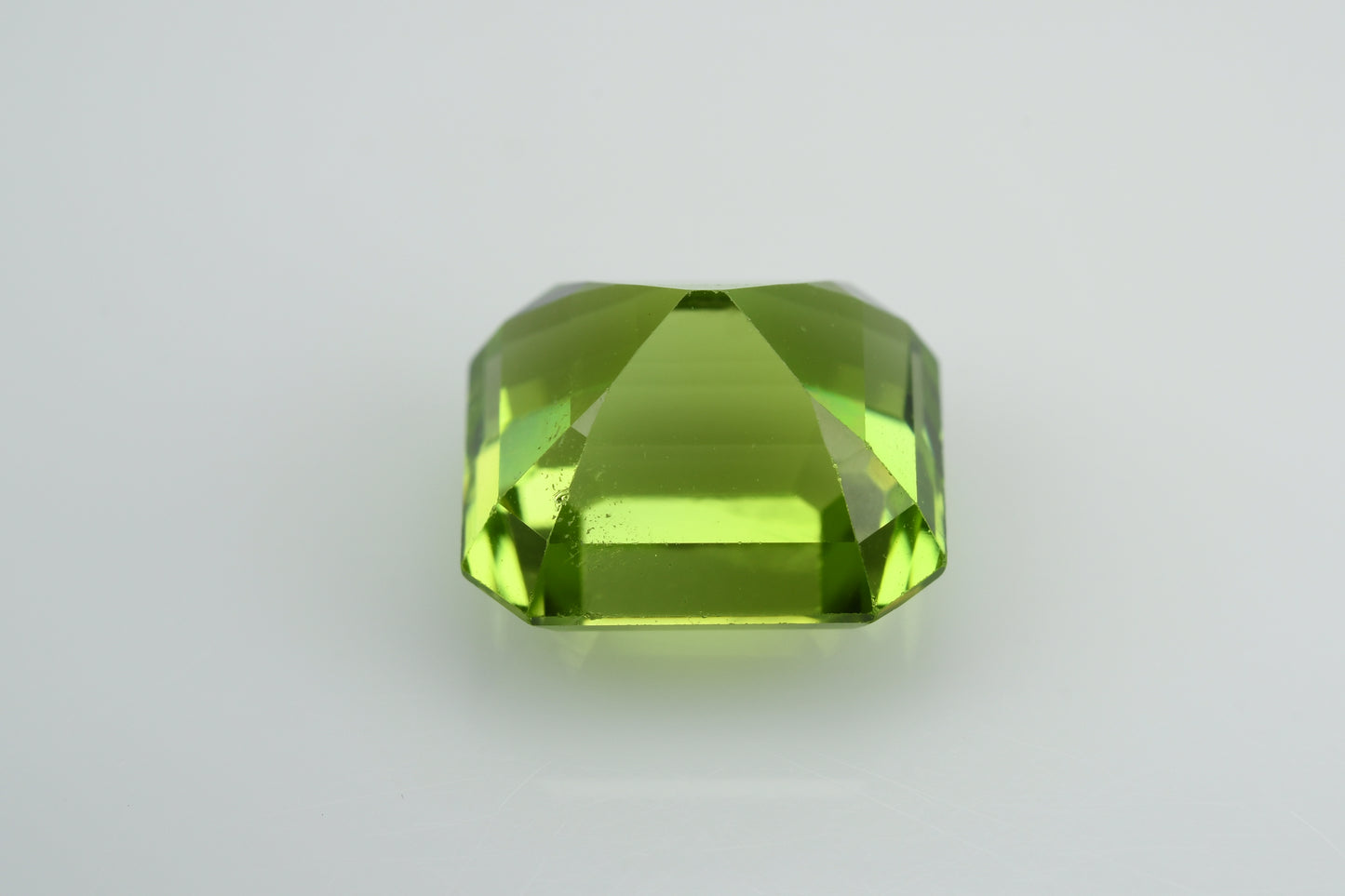 Faceted green peridot 5.45 ct