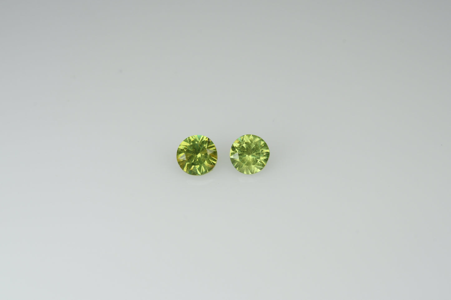 Faceted demantod garnet pair 0,21 ct