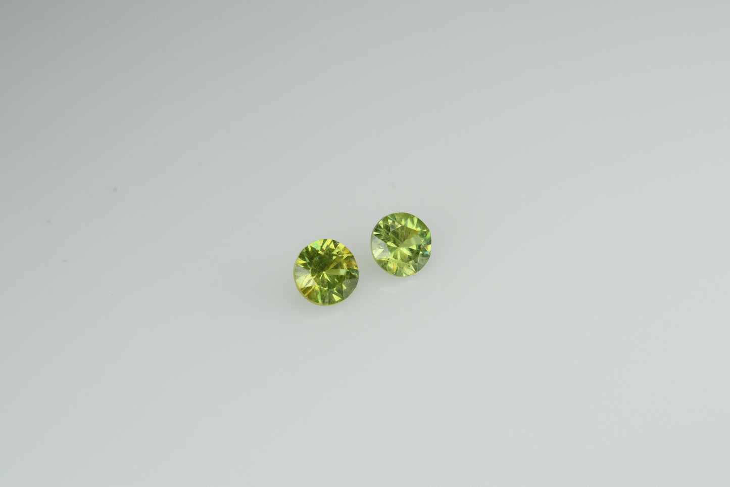 Faceted demantod garnet pair 0,21 ct