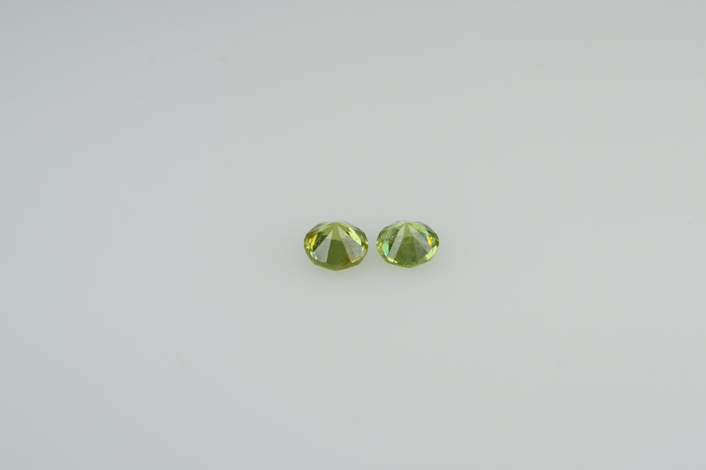 Faceted demantod garnet pair 0,21 ct