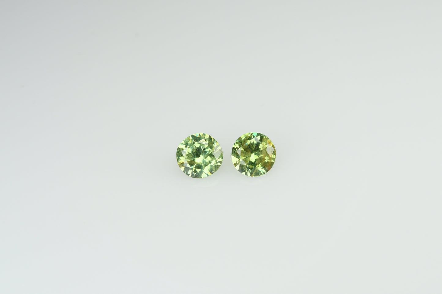 Faceted demantod garnet pair 0,28 ct