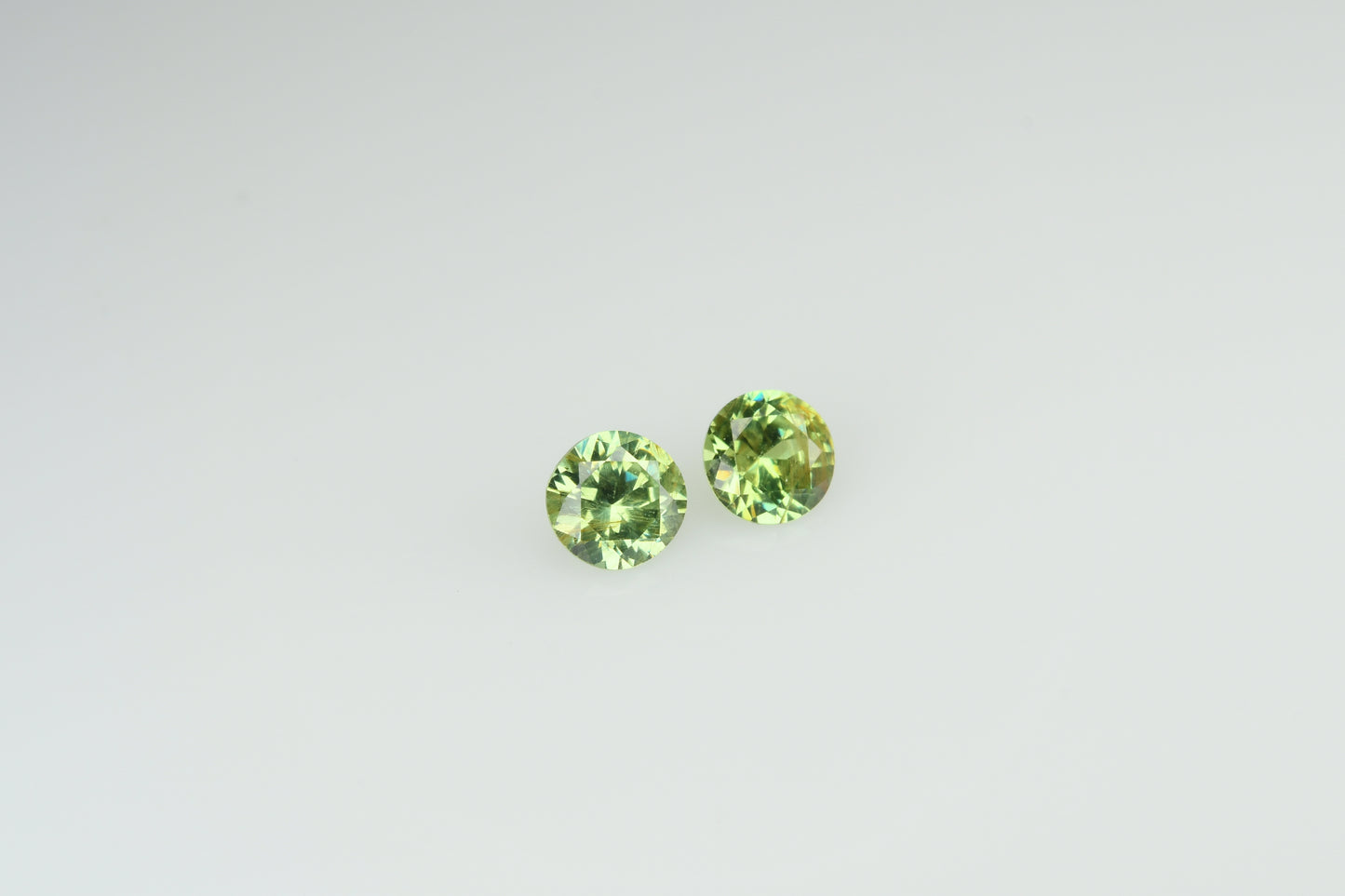 Faceted demantod garnet pair 0,28 ct