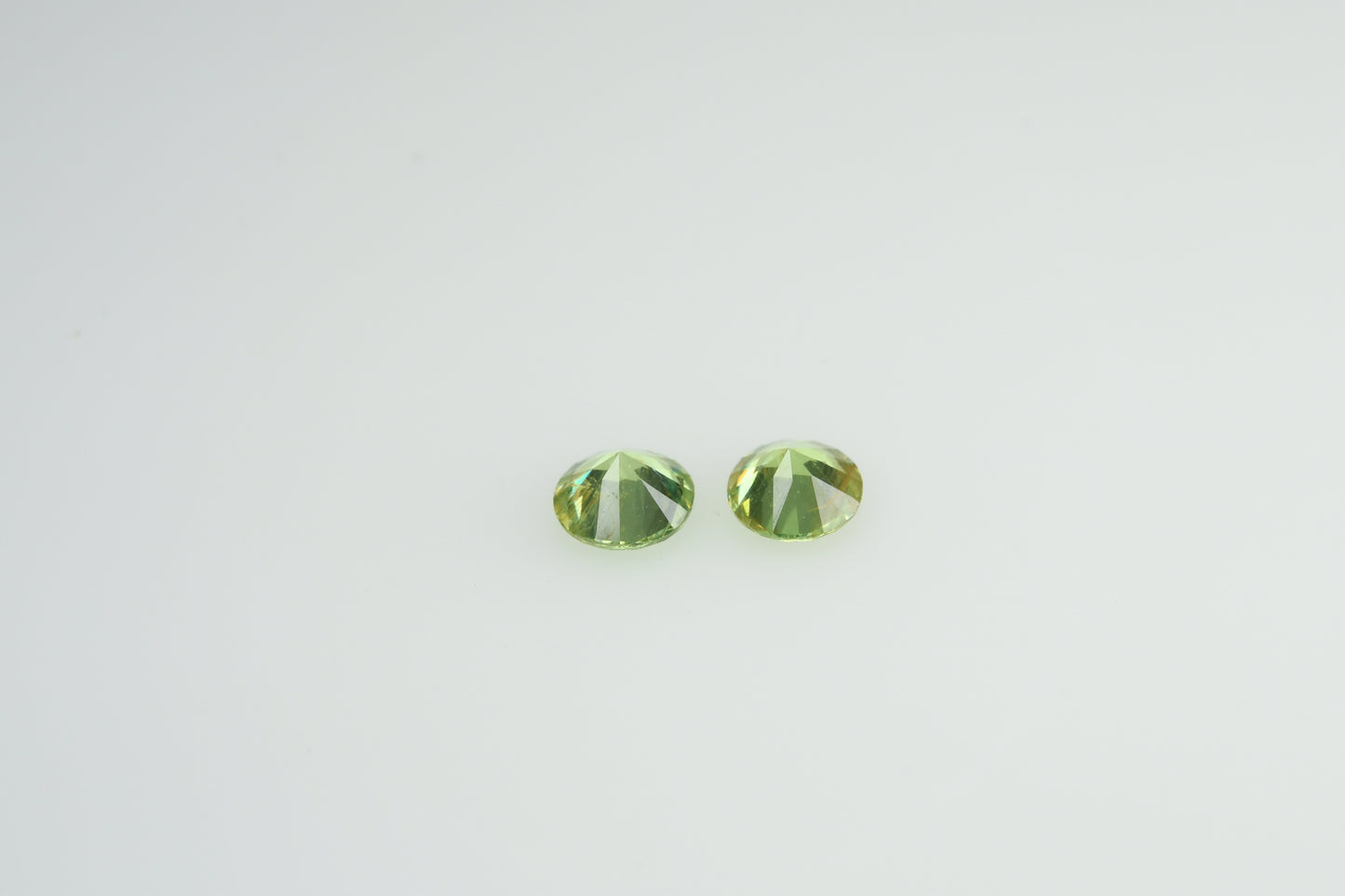 Faceted demantod garnet pair 0,28 ct
