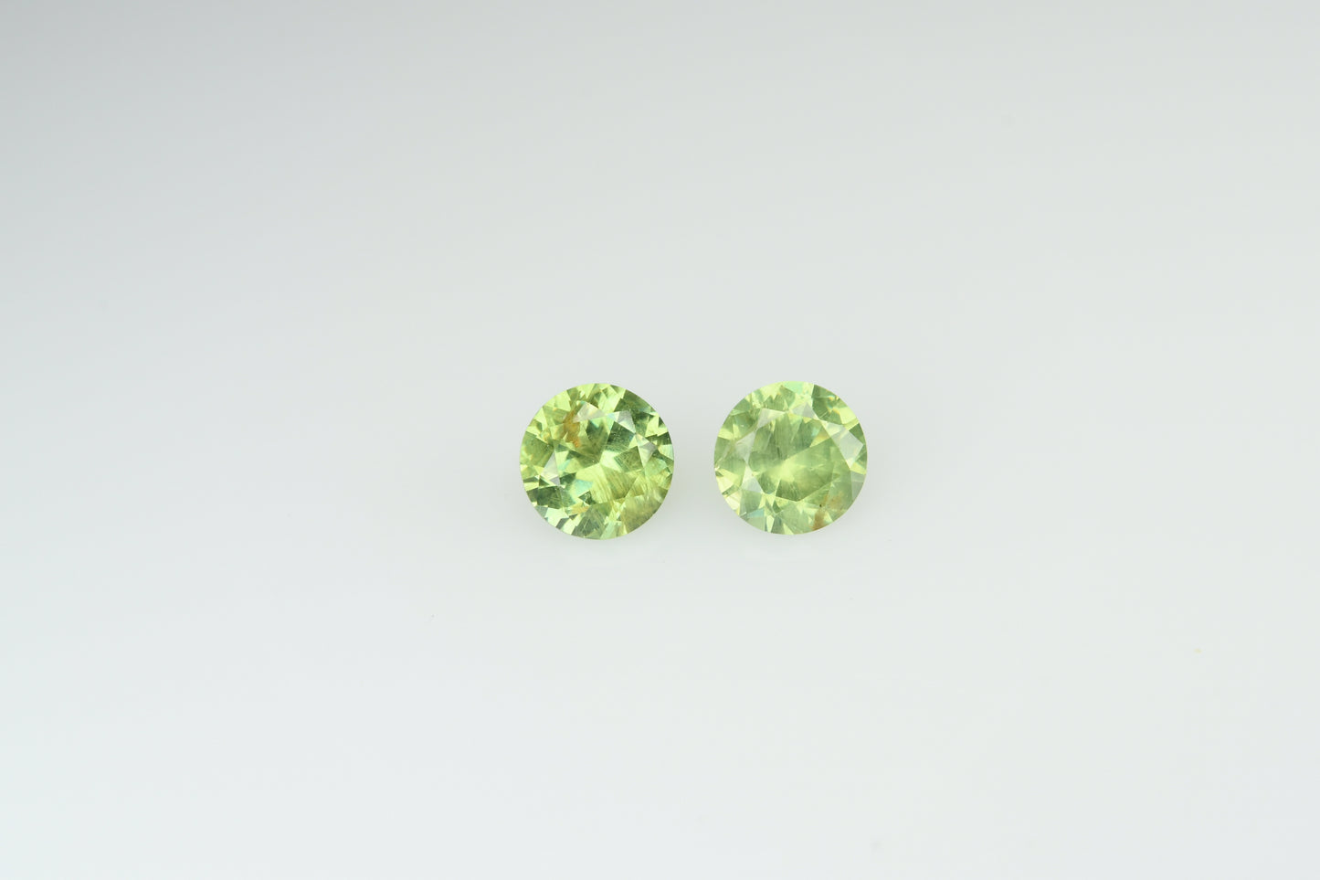 Faceted demantod garnet pair 0,42 ct