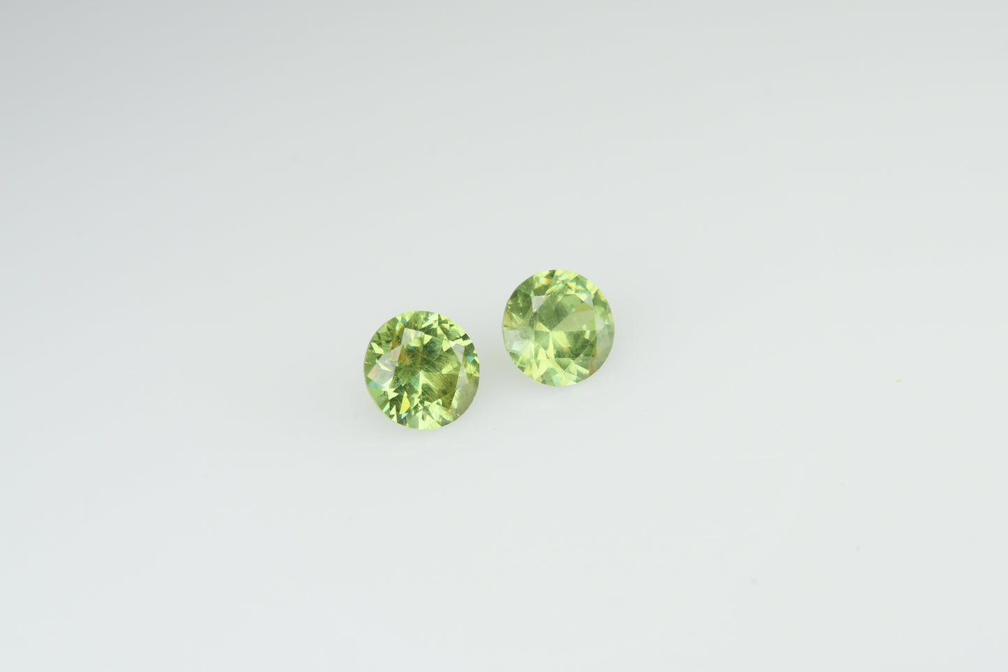 Faceted demantod garnet pair 0,42 ct