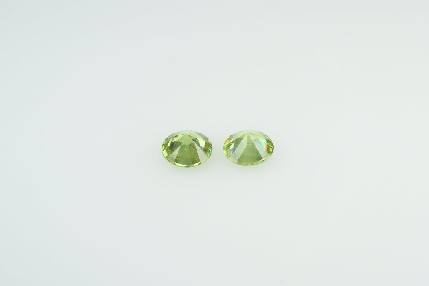 Faceted demantod garnet pair 0,42 ct