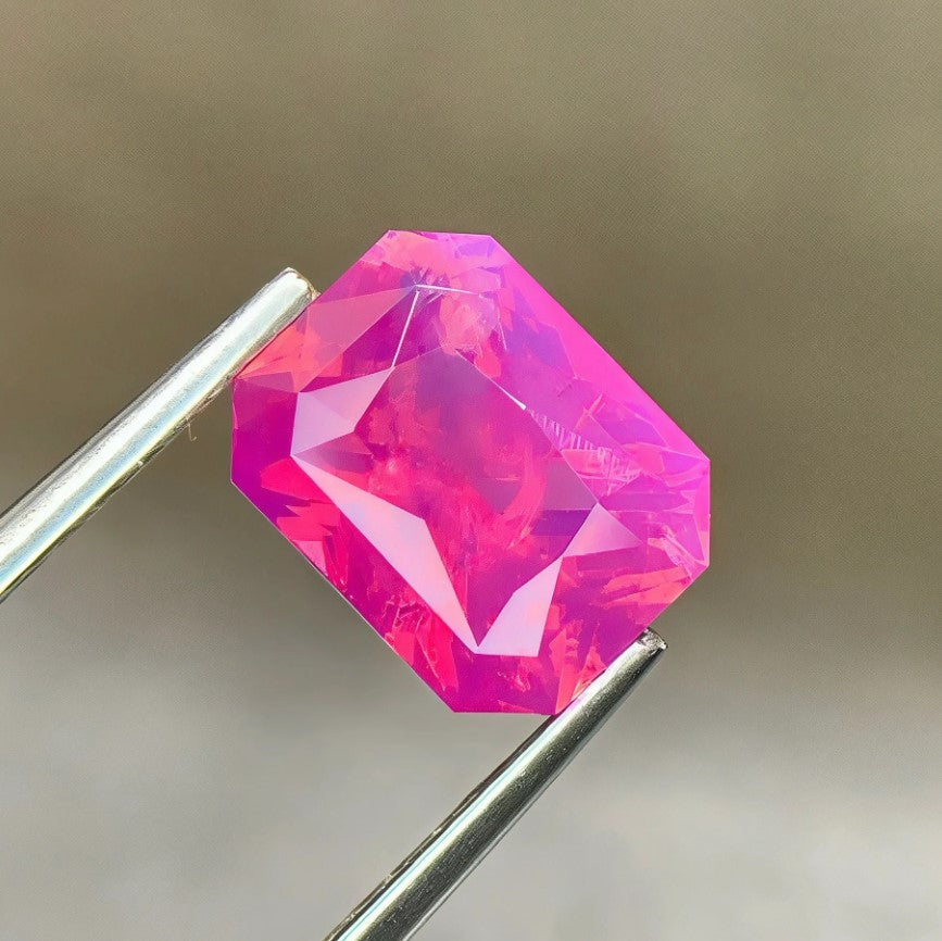 2.58 cts, Opalescent effect natural pink sapphire