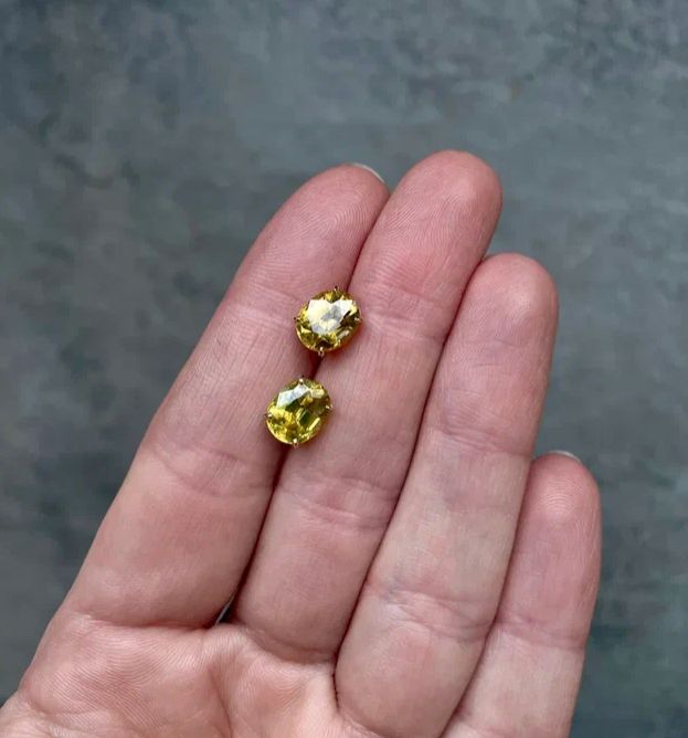 18K golden stud earrings with faceted Madagascan yellow sphene